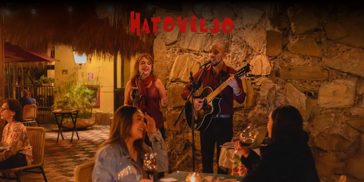 Platos típicos colombianos en restaurante Hatoviejo Medellín